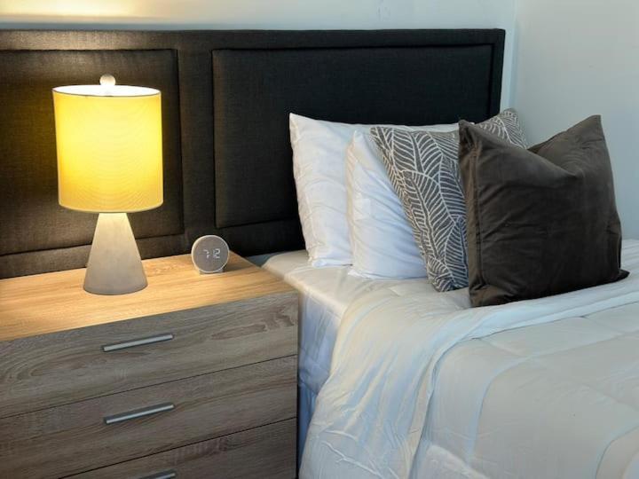 Vine City Home - Duplex - 3 Mins From Gwcc & Mercedes- Benz Stadium Атланта Екстериор снимка